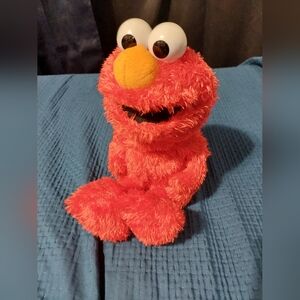 2018 Hasbro Sesame Street Love to Hug Elmo Plush Spanish & English Laughs Sings